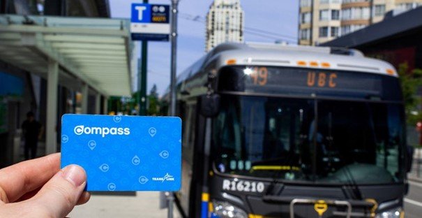 Parada de autobús con autobús y Compass Card en Vancouver